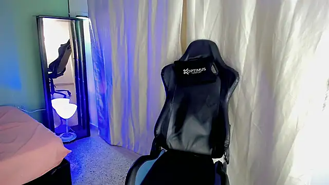 dilan hott  online show from November 18, 8:01 pm