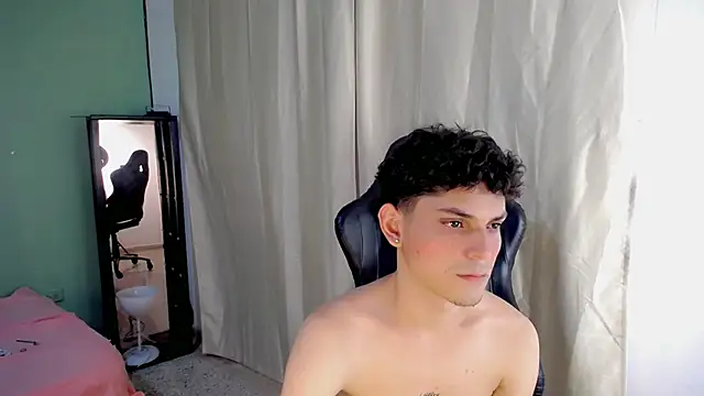 dilan hott  online show from November 19, 8:31 pm