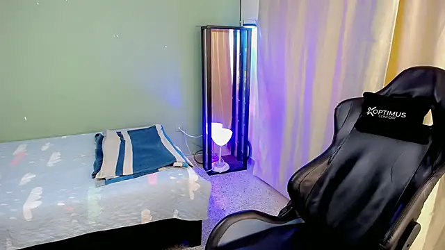 dilan hott  online show from November 23, 5:45 pm