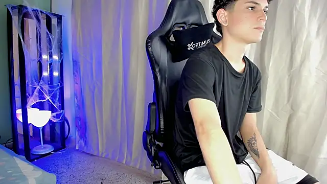 dilan hott  online show from October 28, 8:08 pm