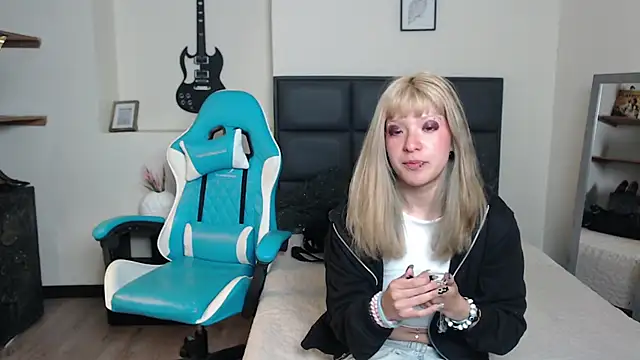 Snapshot of Amnesia_ chatting on November 19, 12:49 pm Amnesia online show from November 19, 12:49 pm