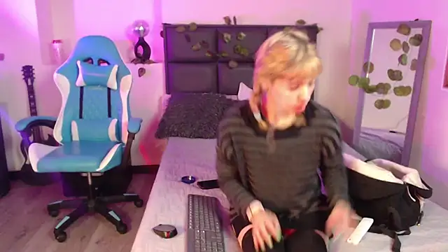 Snapshot of Amnesia_ chatting on October 3, 12:28 pm Amnesia online show from October 3, 12:28 pm