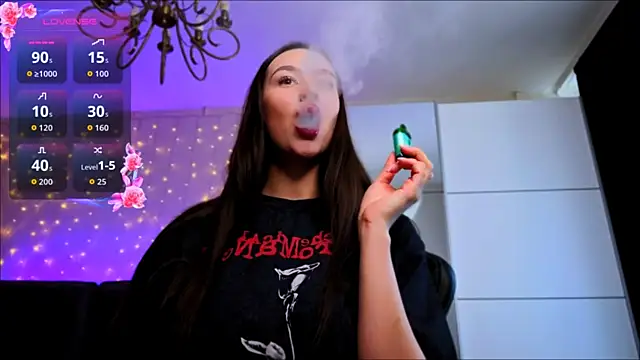 Veronica Larsson online show from April 10, 12:45 pm