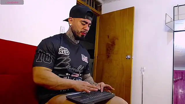 Snapshot of tommyblessd1 chatting on July 6, 5:36 am tommyblessd1 online show from July 6, 5:36 am