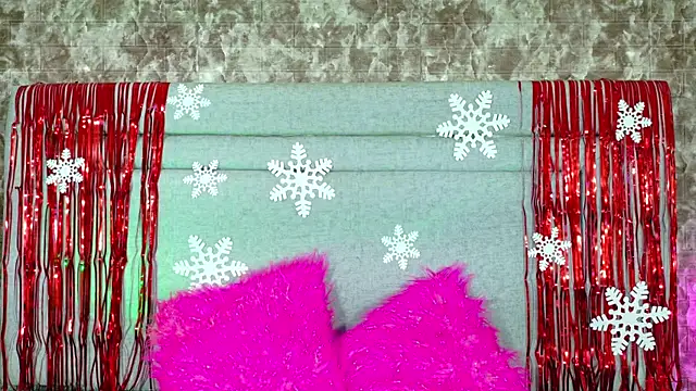 Snapshot of SharaRous chatting on December 17, 1:05 pm SharaRous online show from December 17, 1:05 pm