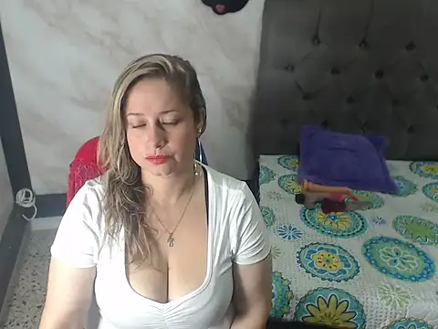 Snapshot of Brenda_bigtitis chatting on November 8, 5:05 pm Brenda bigtitis online show from November 8, 5:05 pm