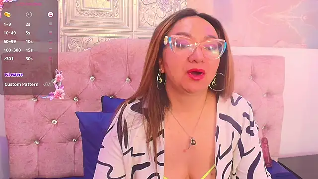 Snapshot of leyla_smithh chatting on September 30, 12:22 pm leyla smithh online show from September 30, 12:22 pm