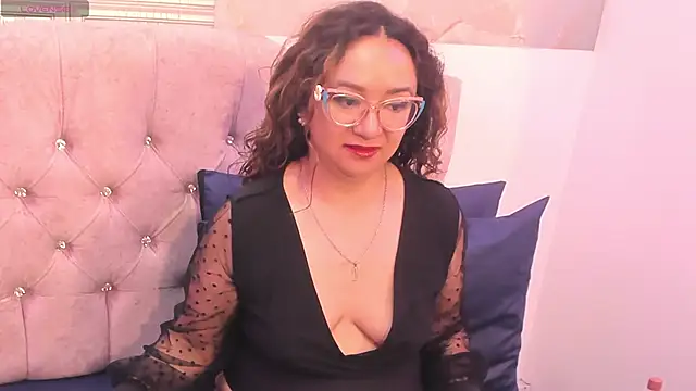 Snapshot of leyla_smithh chatting on October 12, 1:34 pm leyla smithh online show from October 12, 1:34 pm