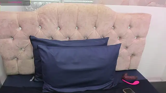 Snapshot of leyla_smithh chatting on October 6, 12:17 pm leyla smithh online show from October 6, 12:17 pm