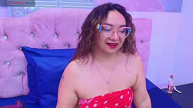 Snapshot of leyla_smithh chatting on October 5, 1:46 pm leyla smithh online show from October 5, 1:46 pm