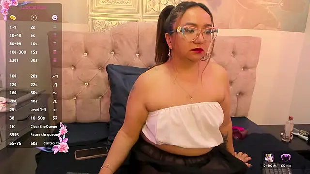 Snapshot of leyla_smithh chatting on October 4, 11:56 am leyla smithh online show from October 4, 11:56 am