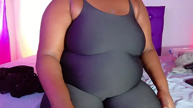 Snapshot of ebony_NeighborMoans chatting on December 4, 6:40 pm ebony NeighborMoans online show from December 4, 6:40 pm