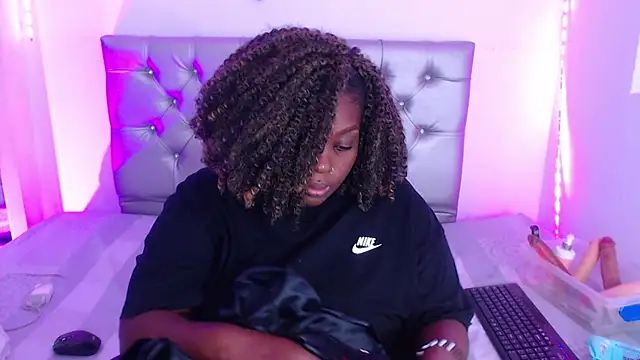 Snapshot of ebony_NeighborMoans chatting on October 9, 3:18 am ebony NeighborMoans online show from October 9, 3:18 am