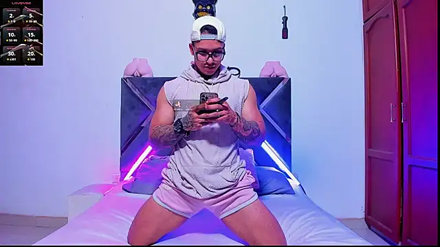 ArnoldSexy  online show from November 12, 4:44 pm