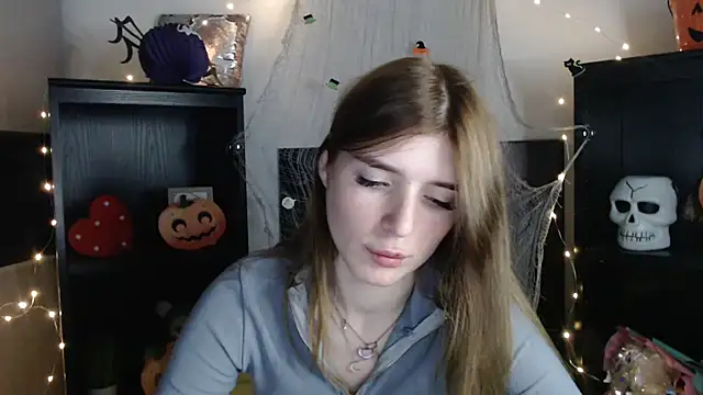 JuiceLips   online show from November 3, 5:05 pm