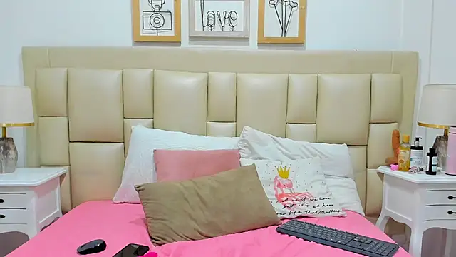 Snapshot of SkinnyGirl_28 chatting on November 20, 7:14 pm SkinnyGirl 28 online show from November 20, 7:14 pm