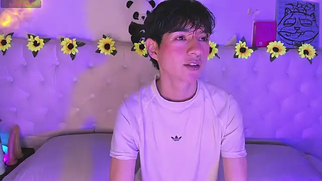 Snapshot of AleAurarashi chatting on February 19, 7:49 am AleAurarashi online show from February 19, 7:49 am