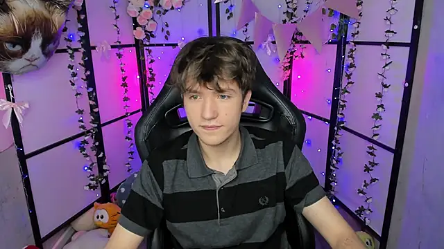 Snapshot of Ethan_Rivers chatting on October 15, 9:01 pm Ethan Rivers online show from October 15, 9:01 pm