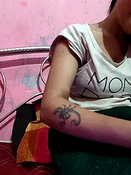 Snapshot of dezy_34 chatting on November 3, 6:33 pm dezy 34 online show from November 3, 6:33 pm