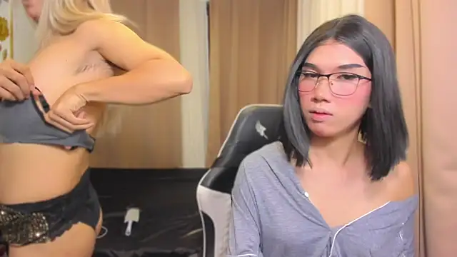 Snapshot of MaxCollins chatting on December 18, 8:01 pm MaxCollins online show from December 18, 8:01 pm