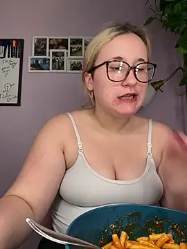 Snapshot of imawhorenslut19 chatting on May 21, 5:43 pm imawhorenslut19 online show from May 21, 5:43 pm