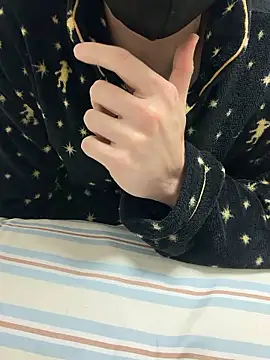 Snapshot of hijin11415 chatting on December 14, 1:28 pm hijin11415 online show from December 14, 1:28 pm