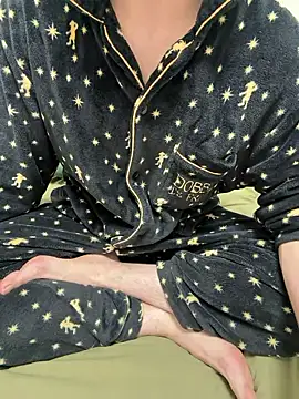 Snapshot of hijin11415 chatting on October 20, 1:55 pm hijin11415 online show from October 20, 1:55 pm