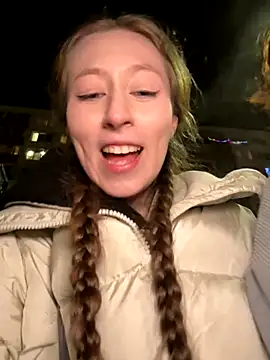 FroggyAnna online show from December 5, 6:50 pm