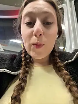 FroggyAnna online show from December 4, 3:33 pm