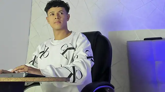 Snapshot of Alex_Colton7 chatting on December 15, 4:07 am Alex Colton7 online show from December 15, 4:07 am