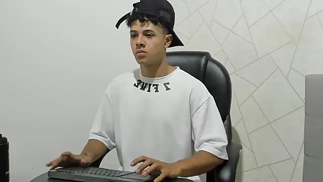 Snapshot of Alex_Colton7 chatting on November 28, 3:50 am Alex Colton7 online show from November 28, 3:50 am