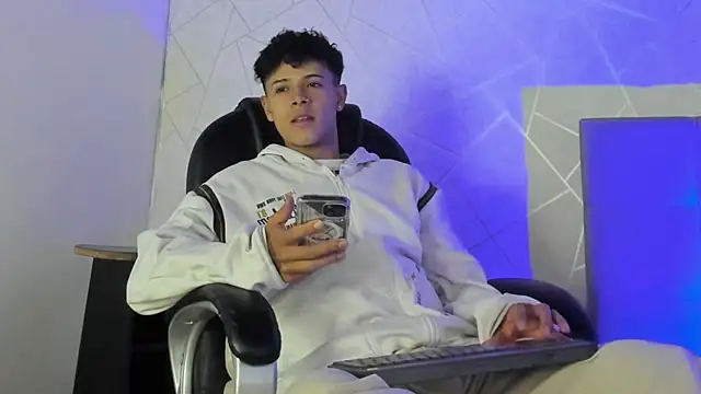 Snapshot of Alex_Colton7 chatting on December 4, 5:17 am Alex Colton7 online show from December 4, 5:17 am