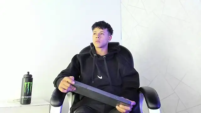 Snapshot of Alex_Colton7 chatting on December 3, 3:40 am Alex Colton7 online show from December 3, 3:40 am