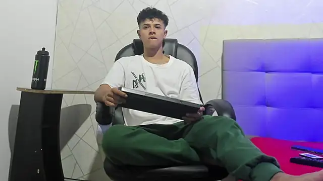 Snapshot of Alex_Colton7 chatting on December 14, 3:35 am Alex Colton7 online show from December 14, 3:35 am