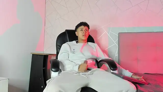 Snapshot of Alex_Colton7 chatting on November 30, 4:02 am Alex Colton7 online show from November 30, 4:02 am