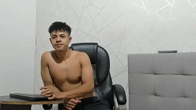 Snapshot of Alex_Colton7 chatting on November 15, 4:05 am Alex Colton7 online show from November 15, 4:05 am