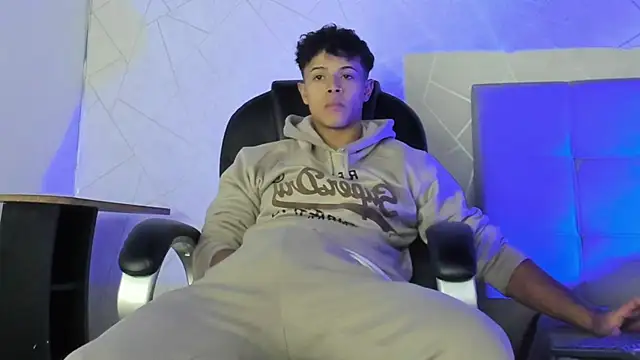 Snapshot of Alex_Colton7 chatting on December 2, 4:58 am Alex Colton7 online show from December 2, 4:58 am