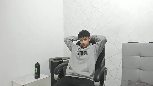 Snapshot of Alex_Colton7 chatting on November 14, 3:43 am Alex Colton7 online show from November 14, 3:43 am