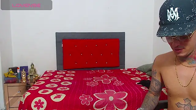 miawhithee online show from November 25, 4:13 am