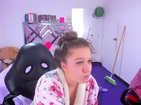 Luna Analya online show from June 9, 1:56 pm