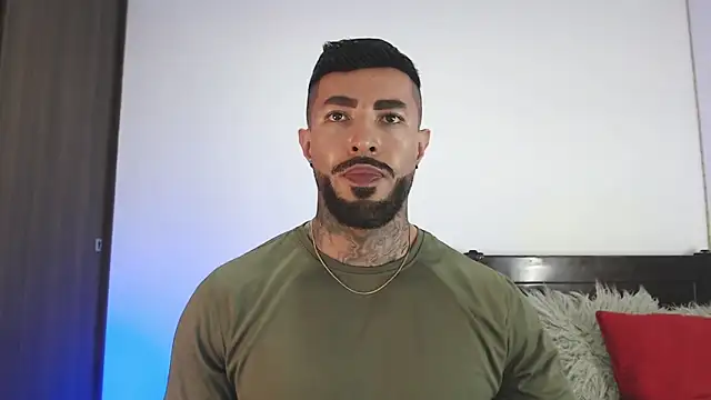 andrea de lucaa online show from April 5, 8:59 pm