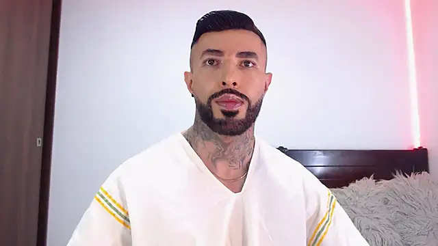 andrea de lucaa online show from February 3, 4:10 am