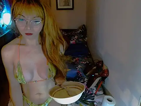 Snapshot of Tsyummydickx chatting on June 11, 12:32 am Tsyummydickx online show from June 11, 12:32 am