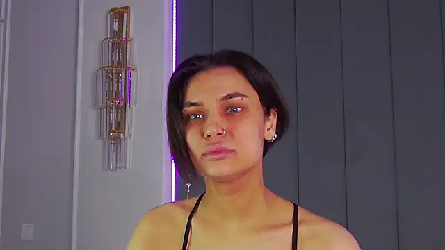 Snapshot of VioletAsh chatting on December 4, 4:44 am VioletAsh online show from December 4, 4:44 am