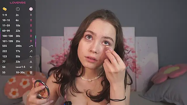 Snapshot of KissieKat chatting on November 16, 8:19 am KissieKat online show from November 16, 8:19 am