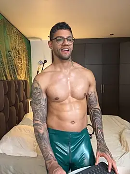 Snapshot of Tomy_maylon chatting on November 26, 3:50 am Tomy maylon online show from November 26, 3:50 am