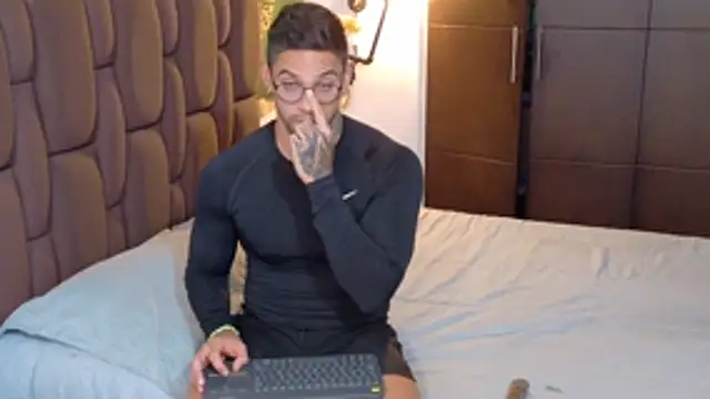 Snapshot of Tomy_maylon chatting on November 7, 3:22 am Tomy maylon online show from November 7, 3:22 am