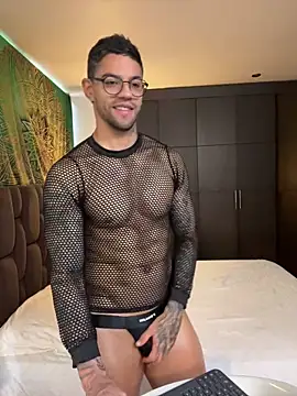 Snapshot of Tomy_maylon chatting on November 24, 2:28 pm Tomy maylon online show from November 24, 2:28 pm