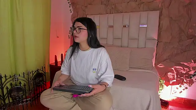 Snapshot of Jade_Nmm chatting on October 10, 1:01 pm Jade Nmm online show from October 10, 1:01 pm