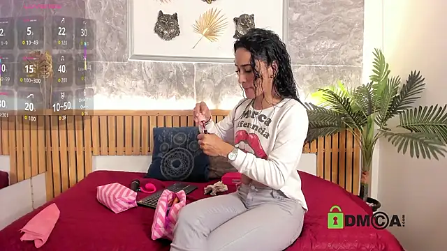 Snapshot of princequinn_ chatting on February 7, 8:28 pm princequinn online show from February 7, 8:28 pm